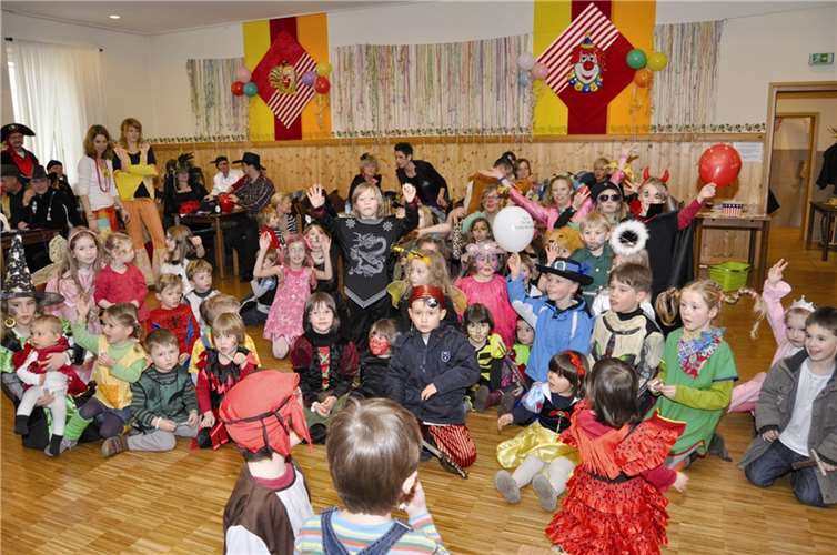 Neben den Kidis waren natürlich auch die anwesenden Eltern kanevalsmäßig verkleidet.privat