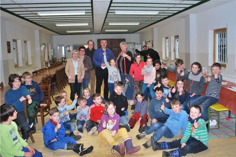 Neben den Kindern der Ferienfreizeit freuten sich auch Christine Thirolf, Resi Zimmer, Ludwig Dümpelfeld, Manfred Schmitz (Vorstandsmitglieder der AWO Bad Breisig) und die Vorsitzende der AWO Sinzig, Wiltrud Post. privat