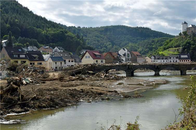 Neben den Toten und Verletzten brachte die Flutwelle auch die Zerstörung von Häusern Straßen und große Teile der Infrastruktur mit sich.