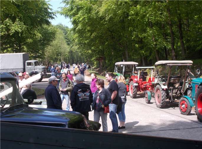 Startschuss für die Oldtimer-Saison Neben den Traktoren zogen auch andere Oldtimer-Fahrzeuge zahlreiche interessierte Besucher an.