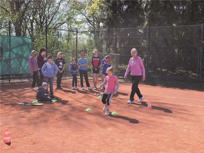 Neben den Übungen mit Schläger und Ball, standen für die Nachwuchsspieler auch Koordinationstraining und Beweglichkeitsübungen auf dem Programm.