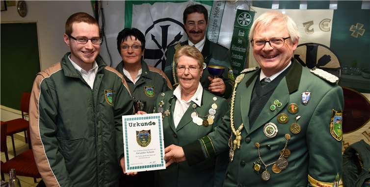 Neben den Vereinsmeistern und Pokalsiegern wurde Alexander Schmitt für zehnjährige Mitgliedschaft in der Heppinger Schützenbruderschaft ausgezeichnet.  FIX