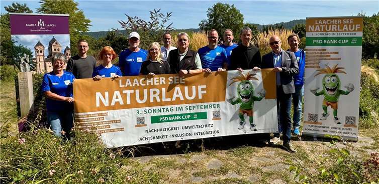 Neben den Vereinsmitgliedern (blaue T-Shirts) (v.l.): Thorsten Graf (Grafik Design, Andernach), Beatrice Kussinger (Intersport Krumholz), Harald Münch (Sanuslife, Salzburg), Andreas Böck (Tönissteiner), Pater Petrus (Kloster Maria Laach) und Michael Zehe (PSD Bank).  Foto: Stefan Pauly