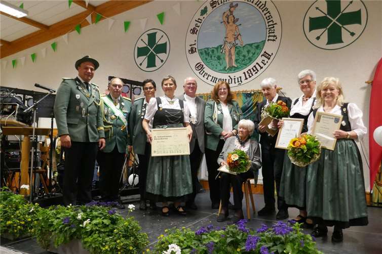 Bundesfest in Obermendig feiert 50 Jahre Frauen in der Bruderschaft Neben den Vorstandsmitgliedern Christoph Nolden, Alfred Degen, Claudia Pleinen, Dr. Volker Malburg, Christina Stenzel die Geehrten des Abends Maria Böhm, Renate Radermacher, Gisela Reutelsterz, Edeltraud Eckhard und Kristine Knauf.