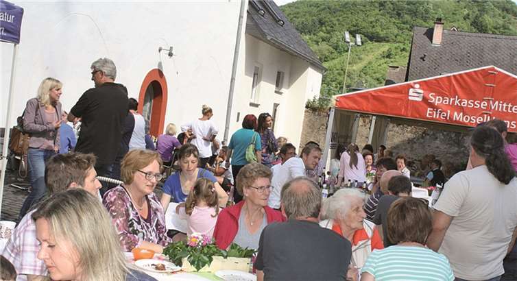 Neben den aktuellen Kindergartenkindern fanden sich auch zahlreiche ehemalige Besucher dieser jahrzehntelangen Einrichtung zur Feier ein.