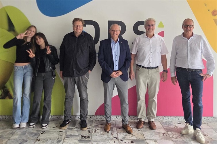 Neben den beiden Schülerinnen v.l.n.r.: Thomas Hennig, zweiter stellvertretender Schulleiter, Jürgen Schmied MdL, Markus Wunsch, stellvertretender Schulleiter und Dirk Oswald, Schulleiter