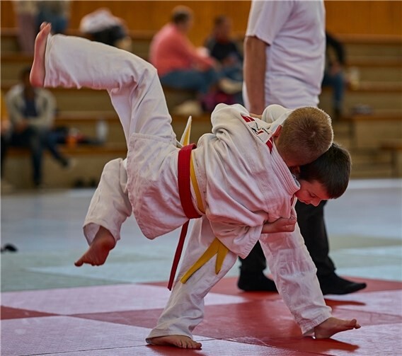 Neben den eigentlichen Judo-Wettkämpfen standen auch noch Parcourslaufen, Zielwerfen und Weitsprung aus dem Stand auf dem Programm. Foto: Christoph Wesemann
