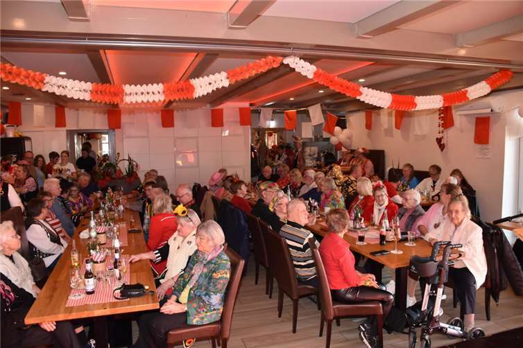 Neben den feierlichen Auftritten der Tollitäten sorgte ein abwechslungsreiches Programm für beste Unterhaltung bei der Ü60 Sitzung in Verscheid.  Foto: privat