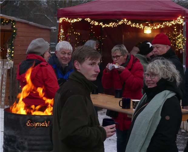 Neben den flüssigen Gaumenfreuden trafen auch Waffeln, Kuchen und die beliebte Marktbratwurst auf erfreute Abnehmer.