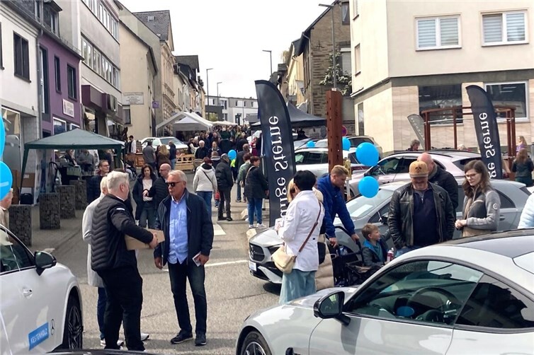 Neben den gut bestückten Marktständen präsentierte sich überdies eine viel beachtete Automobilausstellung namhafter Hersteller.