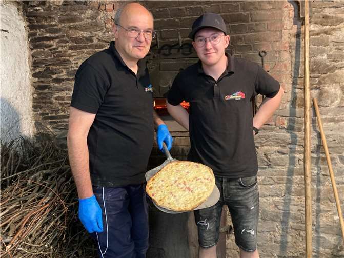 Neben den knusprigen Bauernbroten bereiteten die FFW-Hobbybäcker auch leckeren Flammkuchen im alten Backrohr zu. Foto: TE