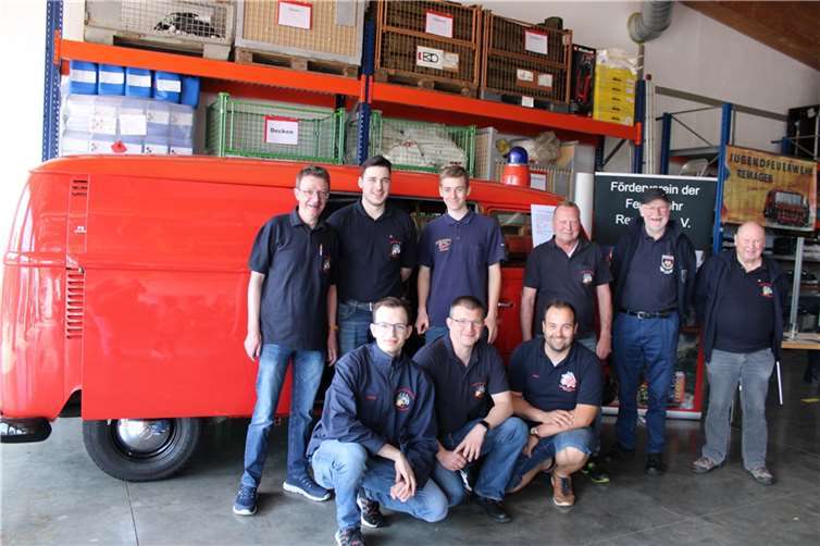 Neben den modernen Einsatzfahrzeugen gab es beim „Tag der offenen Tür“ der Feuerwehr Remagen auch diesen schmucken Oldtimer zu sehen, vor dem sich Vertreter der aktiven Wehr, der Jugendfeuerwehr und vom Feuerwehr-Förderverein versammelt haben. Fotos: DU