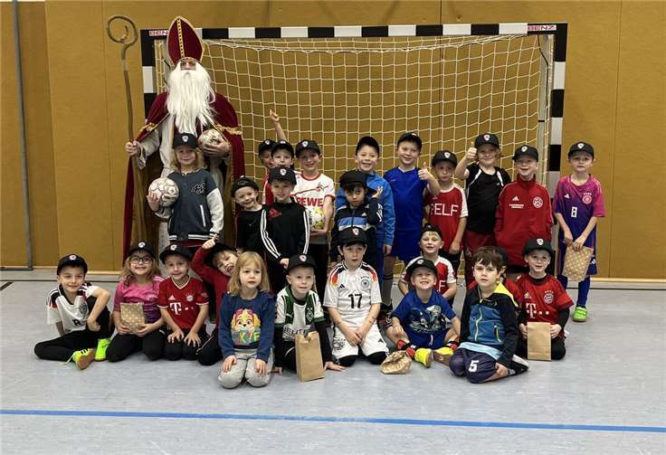 Neben den neuen Kappen freute sich das Team über Geschenk-Gutscheine der Eltern.  Foto: privat