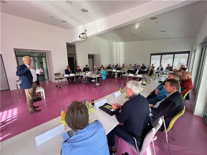 Neben den regelmäßigen Videokonferenzen mit den Verbands- und hauptamtlichen Stadtbürgermeistern im 14-Tage-Rhythmus pflegt Achim Hallerbach mit Präsenztreffen im Außerschulischen Lernort in Linkenbach auch den Dialog mit den ehrenamtlichen kommunalen Spitzen.  Foto: Thomas Herschbach