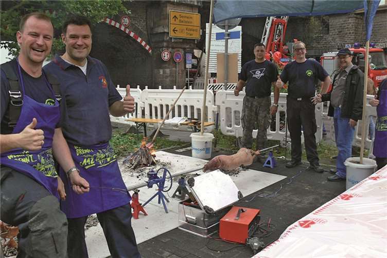 Neben den üblichen Grillspezialitäten hatten die Cochemer Wehrleute in diesem Jahr auch knuspriges Spanferkel im Angebot. TE