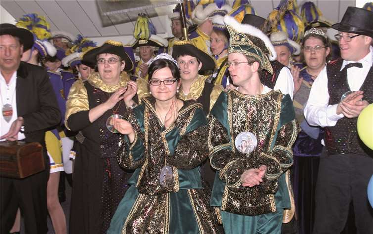 Neben den übrigen Tollitäten der Barbarossastadt war auch das Prinzenpaar der Caritas-Werkstätten, Nadine I. und Christian I., gekommen.