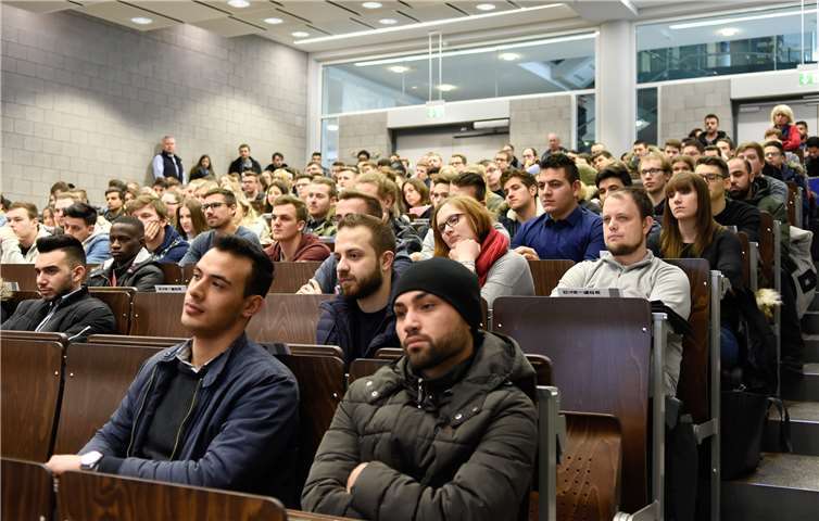 Neben der Begrüßung durch Vertreter von Hochschule und Stadt gab es für die Erstsemester auch viele praktische Informationen rund um das Studium am Rhein Mosel Campus.  Hochschule Koblenz