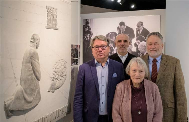 Neben der Darstellung des Kniefalls von Warschau beendete der Vorstand die Pressekonferenz. Foto: DL