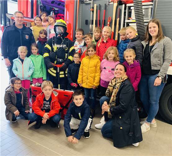 Neben der Drehleiter konnten die Kinder auch die Ausrüstung der Feuerwehrleute unter die Lupe nehmen.Fotos: privat