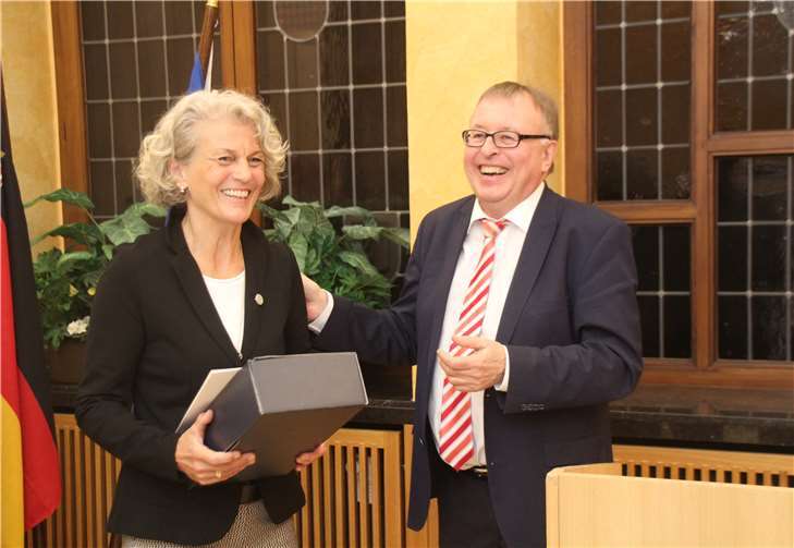 Neben der Ehrennadel (bereits am Revers) überreichte Dr. Pföhler der Breisigerin auch zwei Flaschen Rotwein von der Ahr. Nach seiner Meinung die „beste Medizin - auch gegen Rückenschmerzen“, spielte der Landrat auf die Bad Breisiger „Rückenschule“ an.