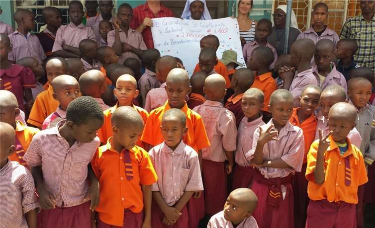 Neben der Geldspende wurden auch die Bilder und Grüße der Leubsdorfer Kinder überbracht. privat