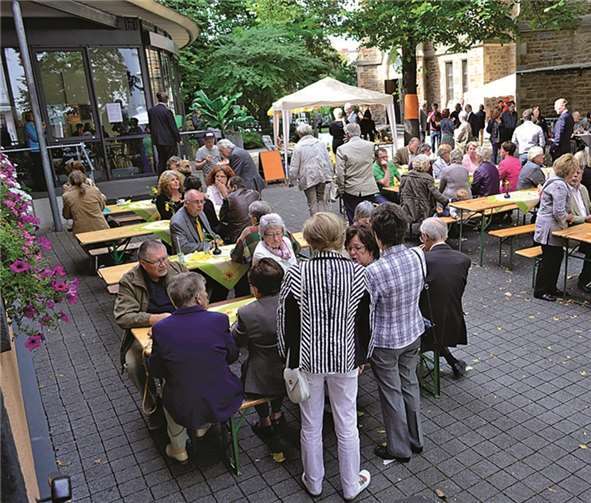 Neben der Kirche wurde den ganzen Tag kräftig gefeiert.