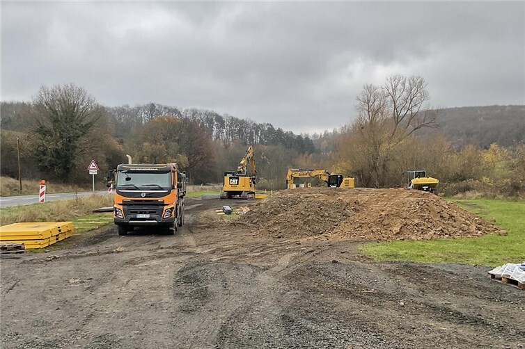Neben der L318 südlich von Görgeshausen wird ein neues Regenrückhaltebecken gebaut. Foto:VG Werke / Michael Maurer