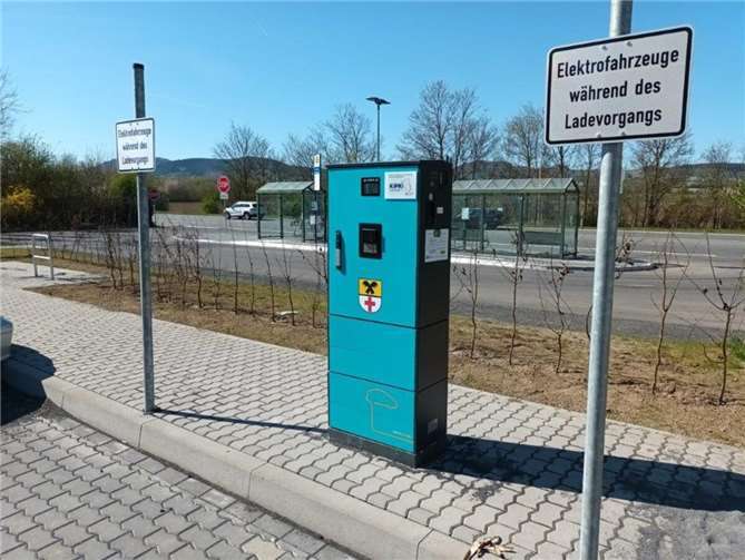 Neben der Ladesäule auf dem Dorfplatz von Kretz können E-Autos nun auch am Parkplatz der Bushaltestelle in der Alten Andernacher Straße geladen werden. Foto: VG Pellenz