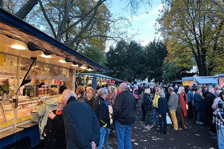 Neben der Möglichkeit, lokal und frisch einzukaufen, ist der Wochenmarkt auch ein Ort der Begegnung und Innenstadtbelebung.