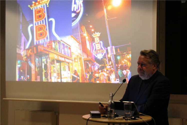 Neben der Musik gab Arndt einen Bericht seiner Reise in die Südstaaten der USA zum Besten.