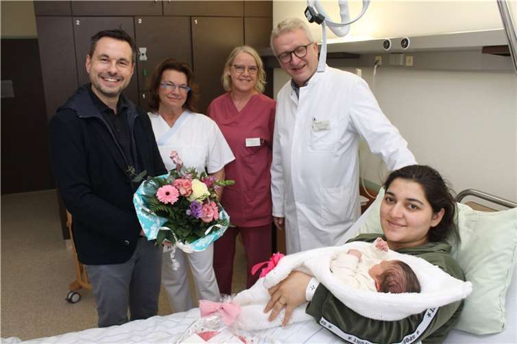 Neben der Mutter Koujar Banafsha mit Töchterchen Milav freuten sich auch (stehend von links) OB Langner, die stellvertretende Stationsleiterin Carmen Teska, die Leiterin des Kreißsaals Andrea Wener und den Chefarzt der Gynäkologie des Katholischen Klinikums Koblenz Montabaur Dr. Jan Dünnebacke über das Neujahrsbaby.  Foto: Stadt Koblenz/T. Knaak