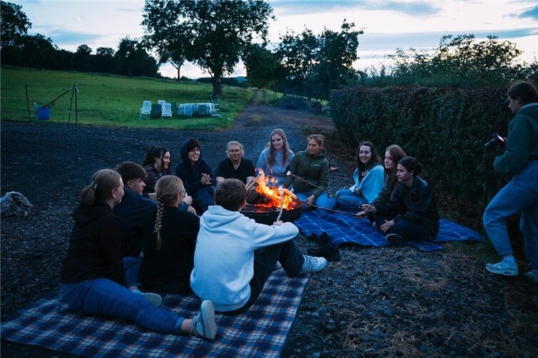 Neben der Produktion des Trailers kam auch das Miteinander nicht zu kurz. Bei Pizza, Stockbrot, langen Gesprächen und viel guter Laune wurde der Drehtag zu einem unvergesslichen Erlebnis. Foto: privat
