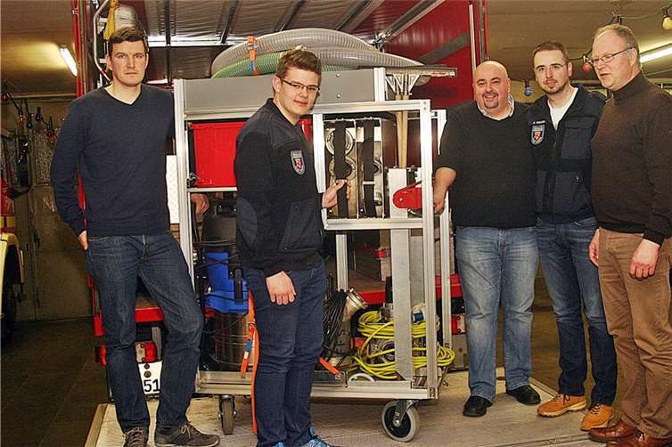 Neben der Trage konnten sich die Sinziger Wehrleute über eine weitere großzügige Spende des Fördervereins, einen Container voller nützlicher Gerätschaften, freuen. RÜ