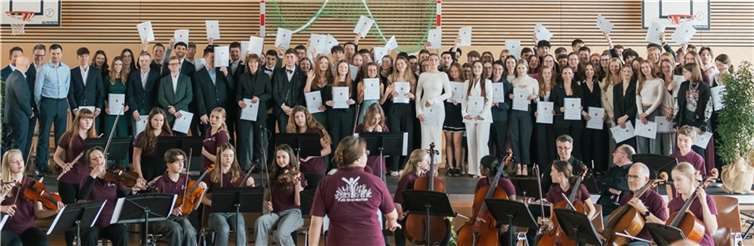 Neben der Überreichung der Abiturzeugnisse wurden auch einzelne Schülerinnen und Schüler für herausragende Leistungen geehrt.  Foto: privats