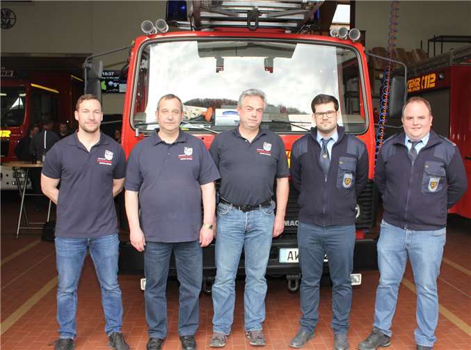 Neben der Verabschiedung von Josef Nehler (Bildmitte) wurde auch sein Nachfolger Se-bastian Still (2. v. re.) zum neuen Wehrführer ernannt, sowie Ulrich Diekmann (re.) zu seinem Stellvertreter. Christopher Albers (li) wurde als Feuerwehrmannanwärter neu in die Wehr aufgenommen und Guido Hommen (2. v. li.) als Gerätewart verabschiedet. Fotos: WK