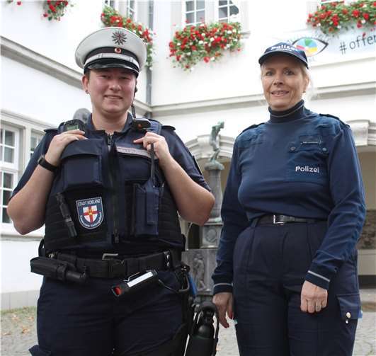 Neben der Vollzugsbeamtin Jessica Sauer (li.) mit dem Wappen des Koblenzer Ordnungsamtes ging Evelyne Inglin-Leuenberger, eine Mitarbeiterin der Stadtpolizei Zürich.Quelle: Stadt Koblenz
