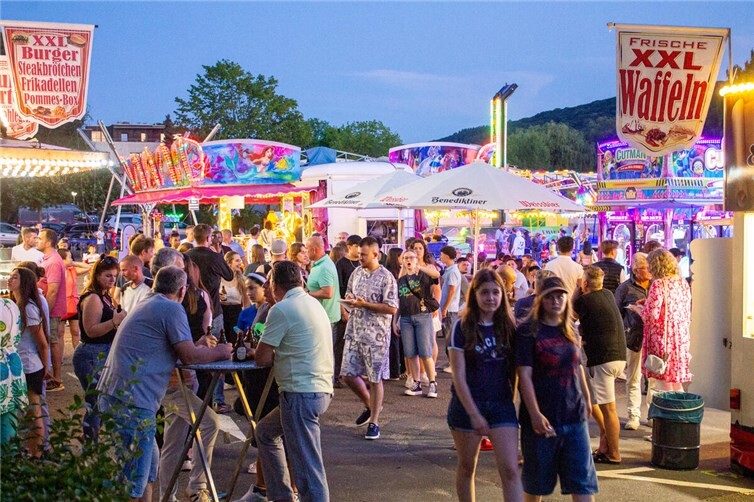 Neben der beliebten Zeltkirmes sorgt auch in diesem Jahr wieder der Kirmesplatz auf dem Rheinparkplatz mit zahlreichen Attraktionen für Spaß und Unterhaltung bei Groß und Klein.