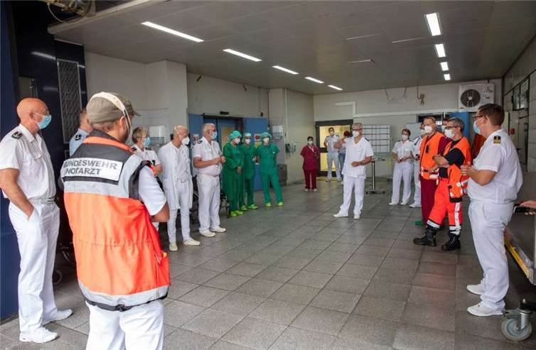 Neben der direkten Notfallversorgung zahlreicher unterkühlter und durch Trümmer verletzter Personen konnte durch das Führungspersonal eine erste örtliche Organisationsstruktur etablieren werden. Zusätzlich wurde der Koblenzer Großraumrettungswagen des Landes Rheinland-Pfalz in den ersten 36 Stunden unter anderem durch Personal des BundeswehrZentralkrankenhauses besetzt. Foto: Bundeswehr/Christoph Walter Jän