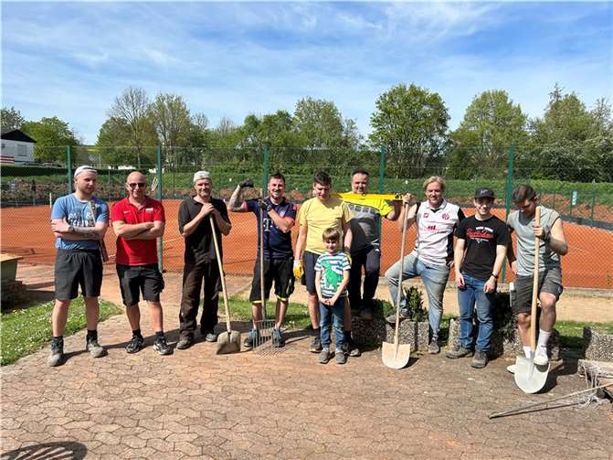 Neben der jährlichen Frühjahrsinstandsetzung wurde auch eine neue Begrenzung zwischen Tennisplätzen und angrenzender Hangbepflanzung vorgenommne. Foto: SC Niederzissen