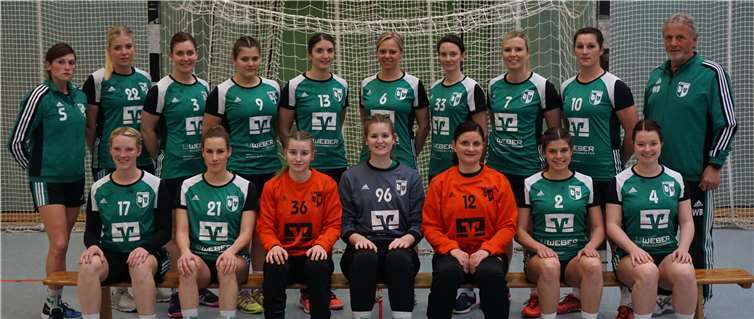 Neben diesen neuen Trikots erhielt die 1. Damenmannschaft auch Trainingsanzüge mit entsprechendem Sponsorenlogo. Foto: TV Bassenheim