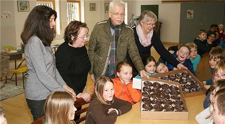 Neben einem Spendenscheck hatte Lorenz Denn auch noch für die Kinder eine süße Überraschung dabei. -RÜ-