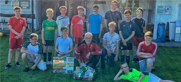 Neben einem prall gefüllten Geschenkkorb mit vielen Leckereien gab es für Heinz-Peter Braun einen großen Bilderrahmen mit vielen schönen Erinnerungsfotos aus den vergangenen Jahren bei RWD.Foto: privat