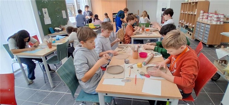 Neben einer Altersgerechten Führung durften die Schüler der 6. Klasse auch selbst beim Töpfern aktiv werden.