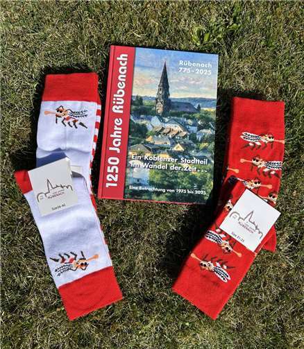 Neben einer Neuauflage der Ortschronik, dem Heimatkalender und Weingläsern mit der Ortssilhouette gibt es nun auch besondere Jubiläumssocken. Foto: Thomas Roos