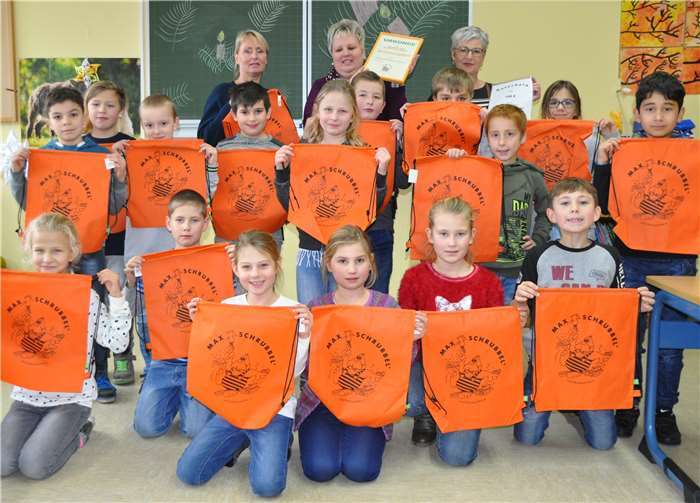 Neben einer Urkunde wurde von Frau Jungbluth (AGZ) und Frau Gatzemeier als Schulzahnärztin auch ein Gutschein über 100 Euro überreicht.privat