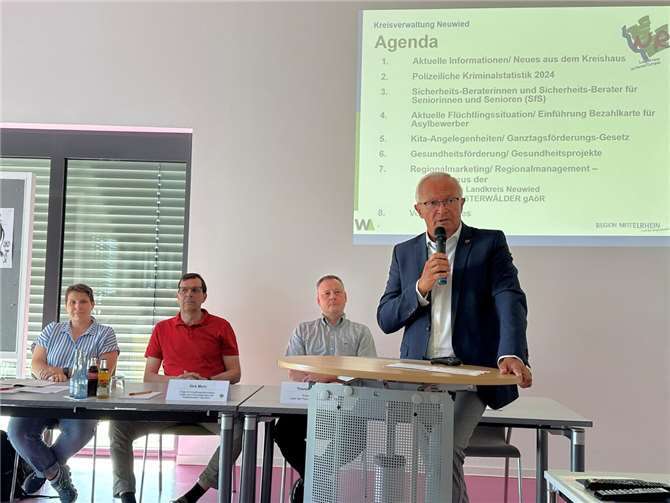 Neben einer Vielzahl an Ortsbürgermeisterinnen und Ortsbürgermeister der 61 Ortsgemeinden im Landkreis waren auch die hauptamtlichen Bürgermeister der Verbandsgemeinden sowie Gäste, die mit ihrem Berufsprofil in besonderer Verbindung zum Landkreis Neuwied stehen, zum ersten Bürgermeister-Austausch 2025 nach Linkenbach gekommen.  Foto: Thomas Herschbach