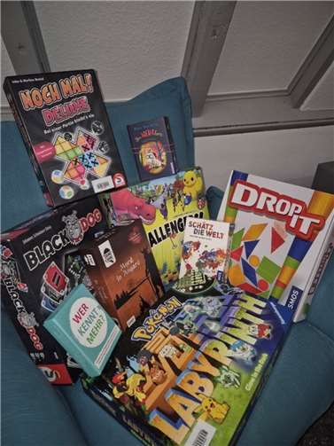 Neben einer großen Bücherauswahl bietet die Stadtbücherei auch ein vielseitiges Angebot an Spielen an. Foto: Britta Schmaglinski /Stadt Mayen