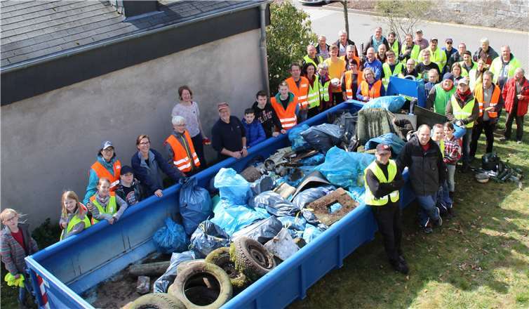 Neben einer großen Zahl an Autoreifen, Flaschen und Radkappen wurden ein Kopierer, ein Elektroherd sowie ein Autositz gefunden. Foto: privat
