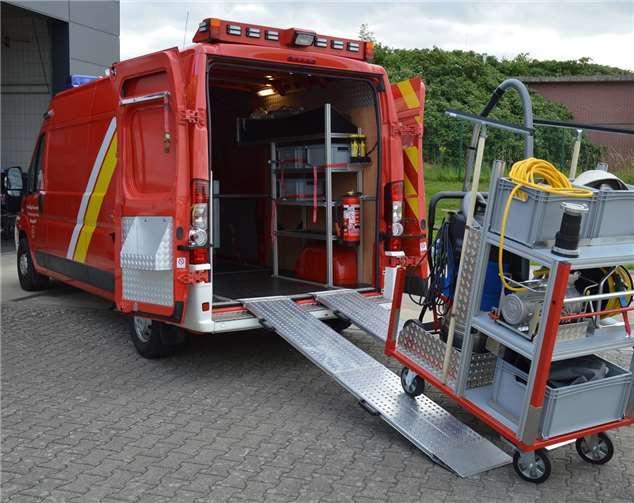 Neben einer leistungsstarken Schmutzwasserpumpe enthält der Container auch noch einen Nasssauger. privat
