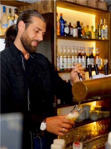 Neben einer riesigen Auswahl an Cocktails und Weinen aus der Region serviert Adem Celik auch wieder frisch gezapftes Bier. KG